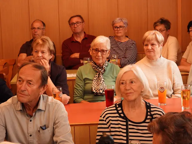 Seniorencafé im Gasthaus Samböck  mit dem Allgemeinmediziner Dr. Marklus Klösch.  | Foto: Zinterhof