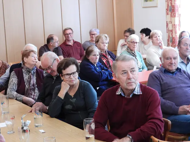 Seniorencafé im Gasthaus Samböck  mit dem Allgemeinmediziner Dr. Marklus Klösch.  | Foto: Zinterhof