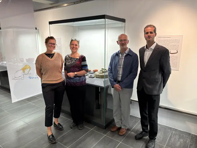 Im Bild v.l.: Christine Gamper und Sandra Marsoun-Kaindl (Kulturabteilung der Marktgemeinde Telfs, Noaflhaus), Kurator Anton Höck, wissenschaftlicher Mitarbeiter der Archäologischen Sammlung und Andreas Picker, Leiter der Archäologischen Sammlung der Tiroler Landesmuseen. | Foto: Georg Larcher / MeinBezirk