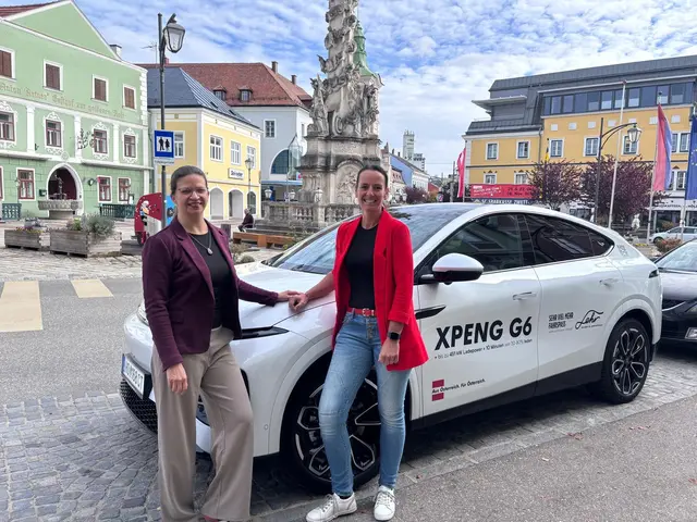Auch die beiden Kolleginen Kerstin Freisleben-Schöbel und Anita Ohrfandl machten sich ein Bild vom Auto. | Foto: Manuela Zekar