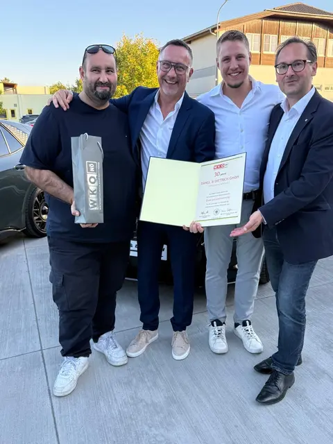 Wirtschaftskammer-Bezirksstellenobmann Andreas Minnich gratulierte den Geschäftsführern Patrick und Wolfgang Dietrich gemeinsam mit Unternehmer Martin Zeilberger zum 30-jährigen Betriebsjubiläum. | Foto: FSZ Sicherheitsdienstleistungs GmbH