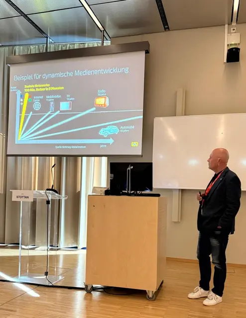 CEO Thomas Stottan bei seinem Vortrag. | Foto: Audio Mobil 