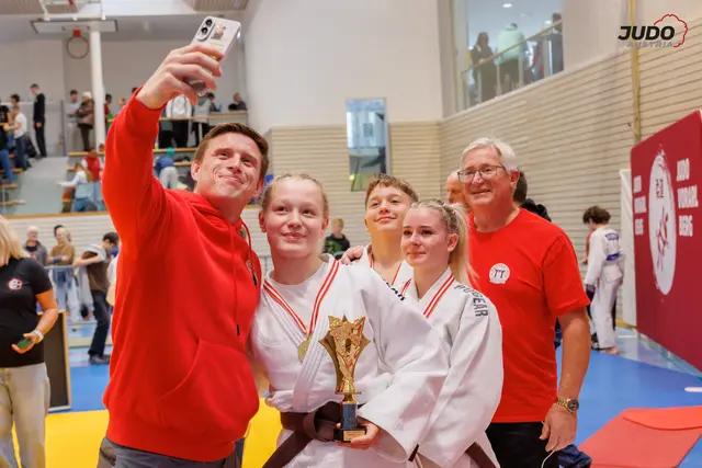 LZ-Multikraft-Wels-Coach Michael Winkler mit Paula Niedermayr, Edin Sabanaovic, Marlies Müller sowie Coach Gerhard Haminger. | Foto: Sellner