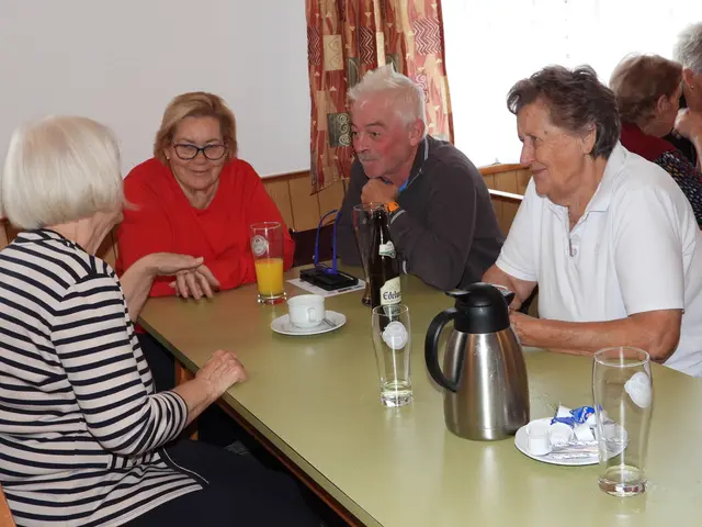 Seniorencafé im Gasthaus Samböck  mit dem Allgemeinmediziner Dr. Marklus Klösch.  | Foto: Zinterhof