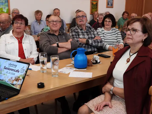 Seniorencafé im Gasthaus Samböck  mit dem Allgemeinmediziner Dr. Marklus Klösch.  | Foto: Zinterhof
