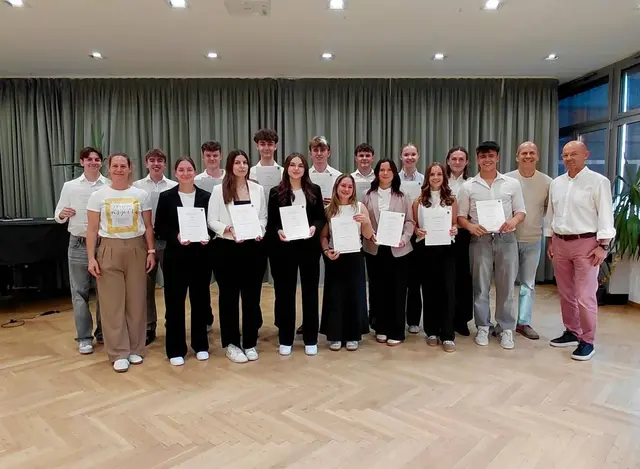 Das Gymnasium Güssing mit Direktor Robert Antoni (re.) darf sich über 16 neue diplomierte Fitnesstrainer freuen.  | Foto: BORG Güssing