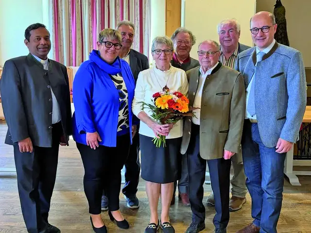 Vikar Biju Ammianikkal, OV Monika Raffetseder, Hermann Raffetseder, Anna Domani, SeniorenObm. Gottfried Burgstaller, Jubilar Leopold Domani, Pfarrer KR Mag. Gerhard Gruber u. Bgm. DI Johannes Pressl. | Foto: Marktgemeinde Ardagger