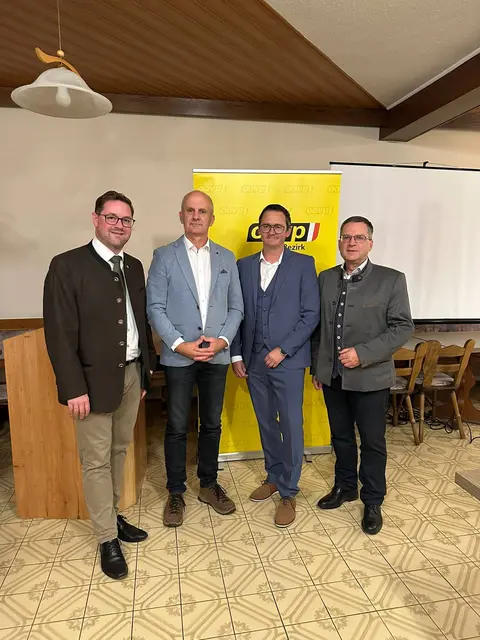 Der ehemalige Diersbacher Bürgermeister Walter Steininger (2. v. l.) kehrt als Spitzenkandidat zurück. Sehr zur Freude von Landesparteisekretär Florian Hiegelsberger (l.), dem neuen Ortsparteiobmann Christopher Lechner und ÖVP-Bezirksparteichef August Wöginger. | Foto: ÖVP Diersbach