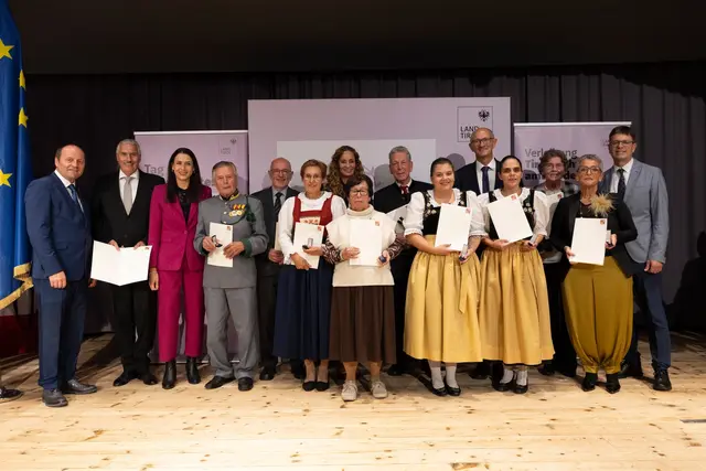 Auch die Stadtgemeinde Schwaz mit Bürgermeisterin Victoria Weber (3. v. l.) gratulierte ihren zehn Ausgezeichneten zur Ehrenamtsnadel in Gold.