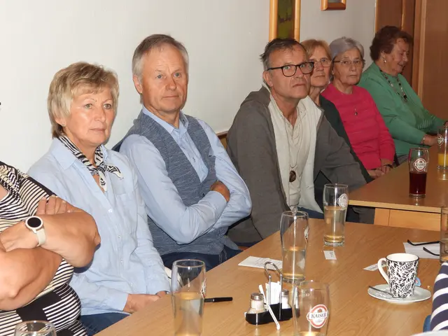 Seniorencafé im Gasthaus Samböck  mit dem Allgemeinmediziner Dr. Marklus Klösch.  | Foto: Zinterhof