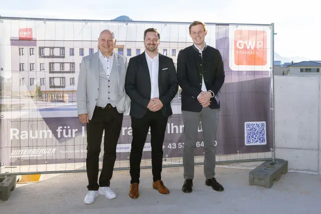 (v. l.) Josef Gruber (GF Unterberger Gruppe), Bürgermeister Andreas Gang, Florian Unterberger (GF Unterberger Immobilien) bei der Firstfeier.  | Foto: Michaela Seidl