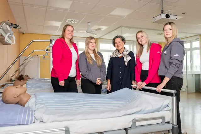 Direktorin Maria Ragl (Mitte) mit Auszubildenden der Pflegefachassistenz. | Foto: OÖG