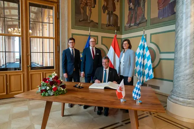 Mit dem Eintrag ins Gästebuch des Bayerischen Landtags eröffnete Landtagspräsident Jakob Wolf seinen Antrittsbesuch in München. Mit dabei waren Landtagspräsidentin Ilse Aigner, Vizepräsident Alexander Hold und Landtagsdirektor Andreas Kamml (v. re.). | Foto: Tiroler Landtag/Oswald