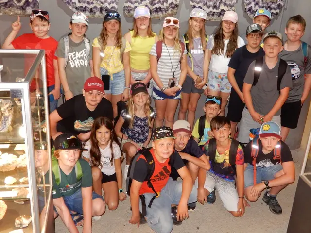 MS Frankenfels: Die Siegerklasse der MS Frankenfels. 3. Reihe stehend: Florian Karner, Anika Doppler, Theresia Grubner, Anna Bachler, Nora Karner, Madeleine Grasmann-Karner, Yvonne Groiß-Jurcik, Tobias Danner, Jakob Winter, Matthias Schöner, Nico Schneider; 2. Reihe hockend: Raphael Wutzl, Emma Schagerl, Simon Karner; 1. Reihe hockend: Luis Stadler, Mia Fahrngruber, Kevin Kalteis, Leon Singer, Marcel Stiefsohn, Felix Winter. | Foto: Patrick Gedl