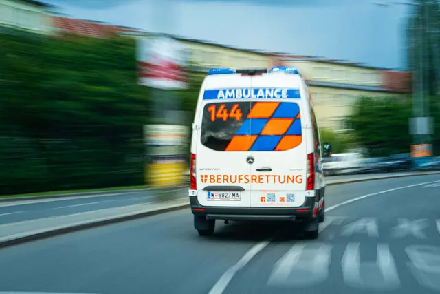 Ein 23-jähriger Motorradfahrer kollidierte mit einem Pkw und wurde dabei lebensgefährlich verletzt.  (Symbolfoto) | Foto: Berufsrettung Wien