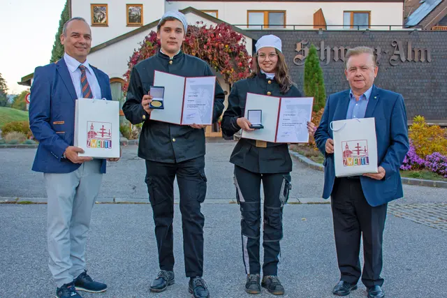 Isaak Maurer und Emilia Pia Sammer sind die besten Rauchfangkehrer-Lehrlinge Österreichs, es gratulierten Lehrherr Manfred Sammer und Bürgermeister LAbg. ÖkR Franz Mold.
 | Foto: Stadtgemeinde Zwettl