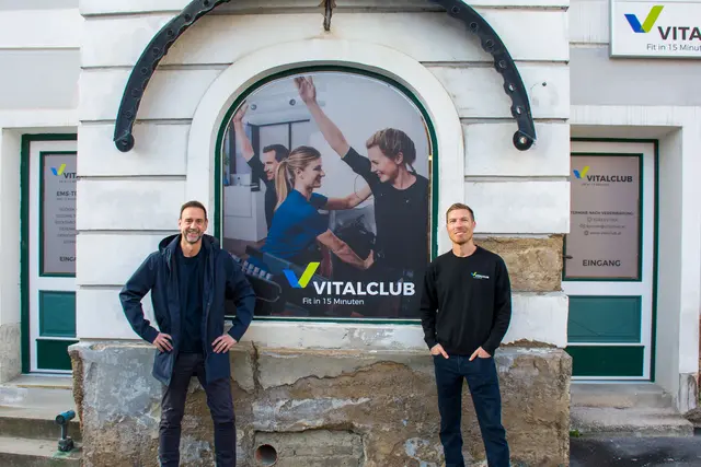 Stadtrat Thomas Weiss und VITALCLUB Inhaber Lukas Zant vor dem neuen Standort in der Landstraße. | Foto: Stadtgemeinde Zwettl