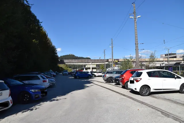 Schon bei der Einfahrt in die Kufsteiner Park &amp; Ride Anlage am Bahnhof erkennt der Autofahrer keine Parklücken mehr.  | Foto: Barbara Fluckinger