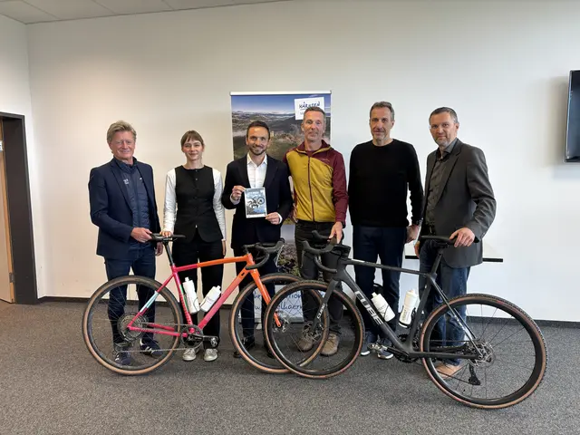 (v.l.n.r.) Arno Arthofer (Landessportdirektor), Ines Lamprecht (Projektleiterin Rad in der Tourismusregion Mittelkärnten), Moderator Johannes Moser (Tourismusregion Mittelkärnten), Andreas Mühlbacher (Obmann der Mountain Sport Union Klagenfurt und Rennveranstalter), Norbert Unterköfler (Präsident des Landesradsportverbandes Kärnten) und Gunther Brandstätter (Geschäftsführer der Tourismusregion und vom Regionalmanagement Mittelkärnten)  | Foto: MeinBezirk.at/Michael Kurz