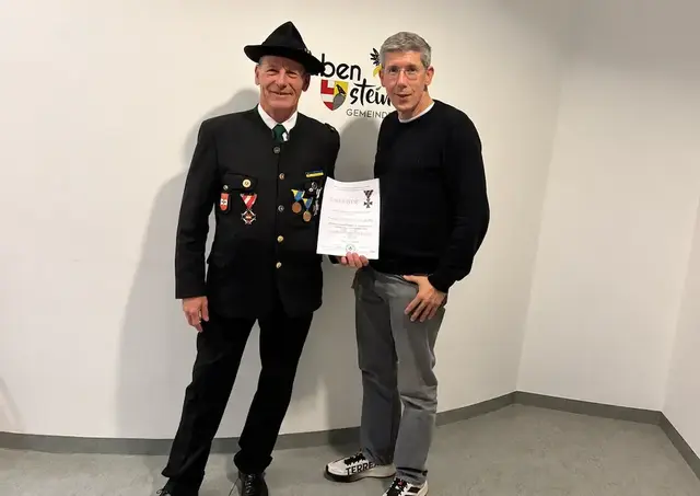 Vizebürgermeister Karl Peter Bacher (rechts) gratulierte Martin Tuschetschläger (links) herzlich zur Verleihung des Landesverdienstkreuzes in Gold. | Foto: Jannik Tiefenbacher