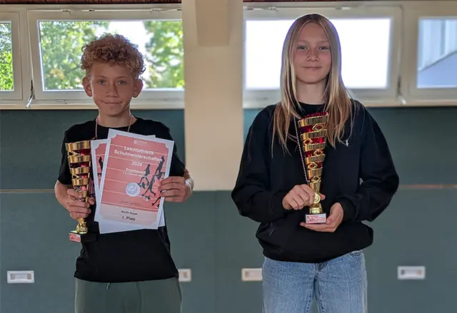 Über den Titel Schulmeisterin und Schulmeister der Leichtathletik dürfen sich Hanna Essl (3a) und Martin Kopal (2a) freuen. | Foto: Sport/Mittelschule St. Valentin