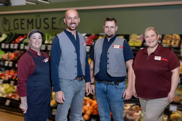 SPAR-Marktleiter Ayhan Gökoglu (2. von links), Stellvertreter Dominique Minol sowie die Abteilungsleiterinnen Nadina Mujkic und Sabine Rainer bilden das Führungsteam des neuen SPAR-Supermarkts in Golling. | Foto: SPAR