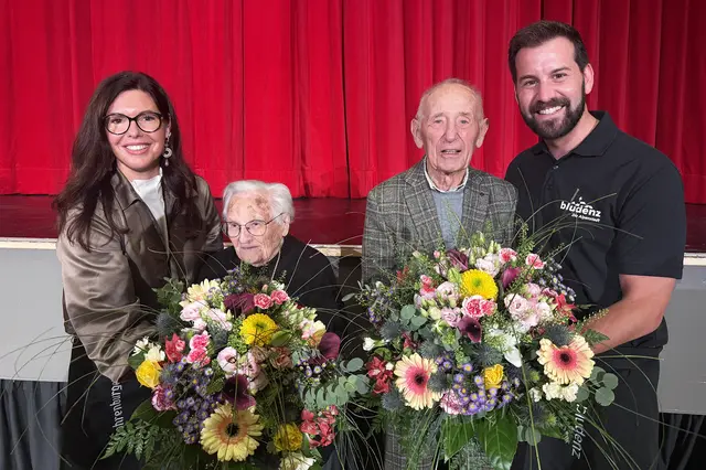 Die ältesten anwesenden Gäste, Maria Muhr und Adolf Burtscher mit Vizebürgermeisterin Andrea Mallitsch (l.) und Bürgermeister Simon Tschann (r.) | Foto:  Stadt Bludenz