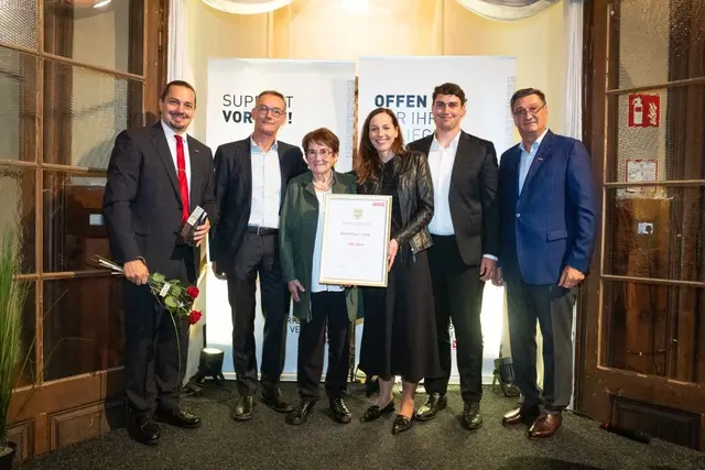 Seit 185 Jahren gehört die Buchhandlung Besold zum wirtschaftlichen Leben in St. Veit. WK-Präsident Jürgen Mandl (re.) und WK-Bezirksstellenobmann Walter Sabitzer (li.) gratulierten zu dem außergewöhnlichen Jubiläum. 
 | Foto: WKK/Christian Irrasch