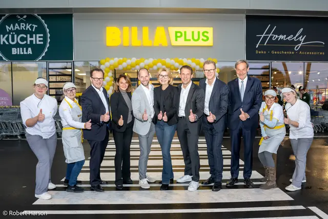 Das BILLA Team sowie die Stadtgemeinde Stockerau freuen sich über die feierliche Eröffnung des modernisierten BILLA PLUS in Stockerau. | Foto: BILLA AG / Robert Harson