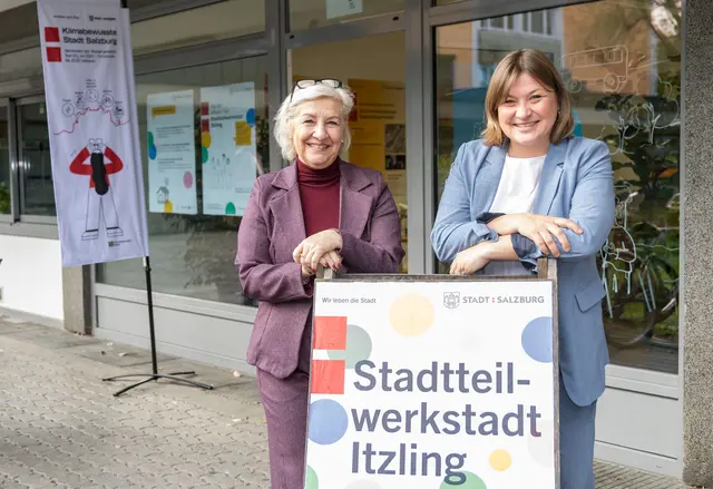 Die Stadträtinnen Andrea Brandner (links) und Anna Schiester (rechts) präsentieren die neue Stadtteilwerkstatt Itzling. | Foto: Stadt Salzburg / Wild&Team