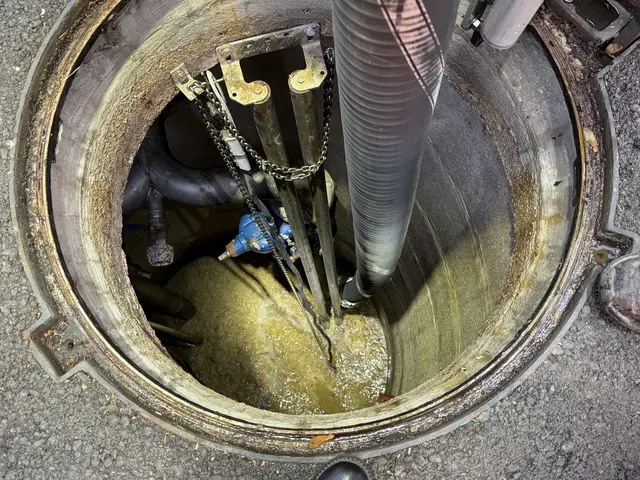 Jede Woche wird das Pumpwerk in der Waldheimatstraße in Krieglach vorsorglich gereinigt, damit es nicht komplett verstopft.  | Foto: MeinBezirk/Angelina Koidl