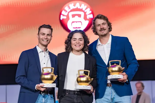 Das Publikum hat gewählt: Die Goldene Teekanne für Sympathie und Sportsgeist ging heuer an (v.l.n.r.): Gesamtweltcup-Sieger Johannes Lamparter (Ski Nordisch Herren), Mehrfach-Weltcup-Siegerin Julia Scheib (Ski Alpin Damen) und Kitzbühel-Sieger Manuel Feller (Ski Alpin Herren).  | Foto: Johann Groder/EXPA Pictures