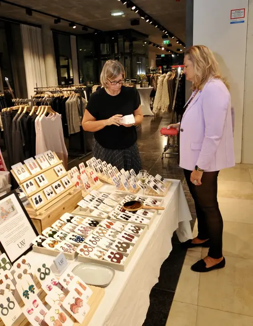 Am Stand von Kunst.Hand.Werk konnten die Gäste den handgefertigten Schmuck nach der Modenschau aus nächster Nähe entdecken und kaufen | Foto: Sascha Trimmel