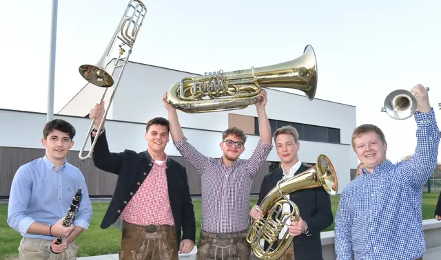 Die Blasmusik unter der Leitung von Clemens Schinagl verlieh dem Abend den passenden musikalischen Rahmen. | Foto: Herbert Schleich