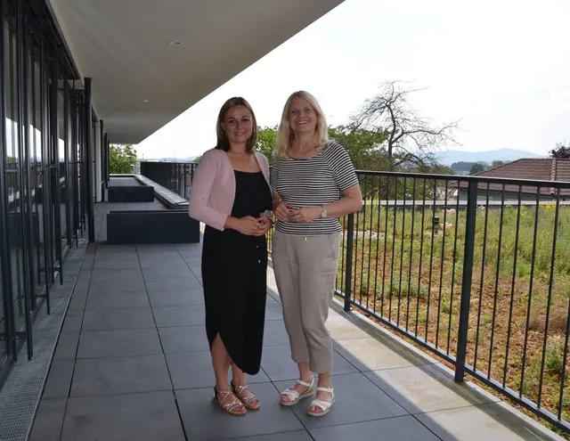 ÖAAB-Bezirksobfrau LAbg. Gertraud Scheiblberger (r.) und AK-Rätin Nicole Vargas Diaz begrüßen die Ausweitung des Empfängerkreises der OÖ-Fernpendlerbeihilfe. | Foto: OÖVP / Gierlinger