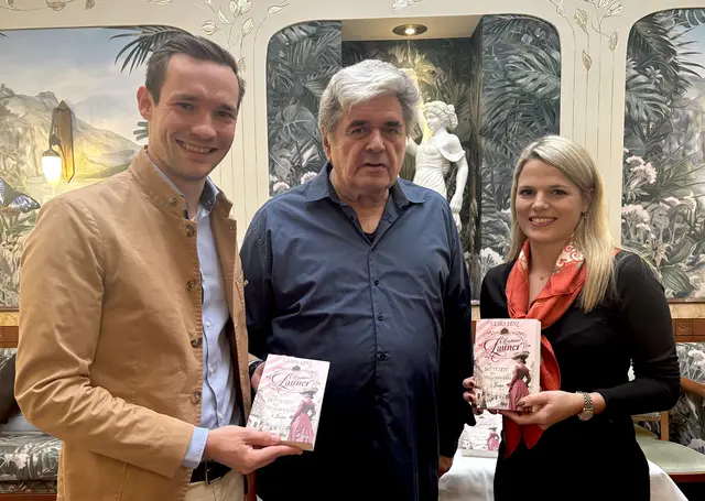 Bei der Präsentation des zweiten Bandes der "Zauner-Saga": Geschäftsführer Philipp Zauner, Autor Thomas Jeier alias Clara Lenz und Verena Zauner. | Foto: MeinBezirk/Philipp Gratzer
