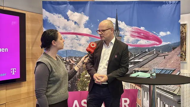 Volker Libovsky (Magenta) im Interview mit MeinBezirk.at | Foto: MeinBezirk.at/Michaela Erlacher