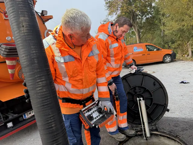Manfred Grossauer und Andreas Hofer beim Absaugen der Schlammdecke. | Foto: MeinBezirk/Angelina Koidl