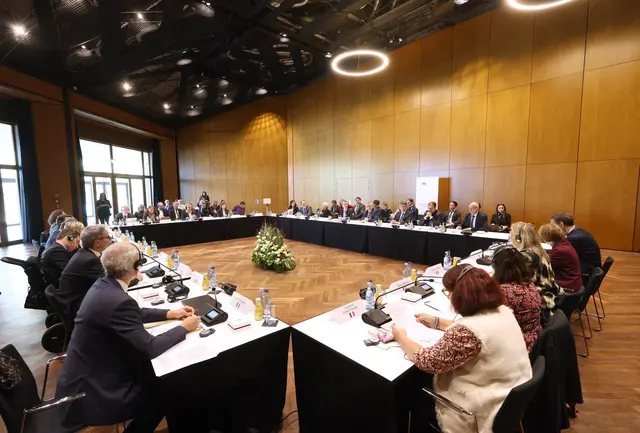 Der Alpenraum hat besondere Voraussetzungen und steht vor Herausforderungen, die nicht an Staatsgrenzen haltmachen. Umso wichtiger ist die grenzüberschreitende Zusammenarbeit und dass Tirol in diesen Runden die Stimme erhebt“, betont LH Anton Mattle. | Foto: EUSAP - Jahresforum 2026