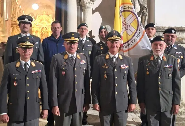 Die AKS-Abordnung mit ihrem Präsidenten &amp; Militärkommandant von Salzburg Bgdr Mag. Peter SCHNNERL (2.v.r.), sowie seinem Vorgänger, Bgdr Mag. Martin JAWUREK (2.v.l.)