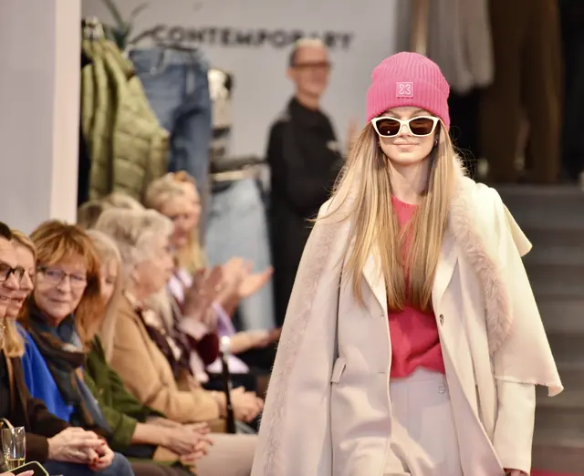 Cremefarbene Jacke und Hose treffen auf Neonpink: ein auffälliger Farbakzent auf dem Laufsteg | Foto: Sascha Trimmel