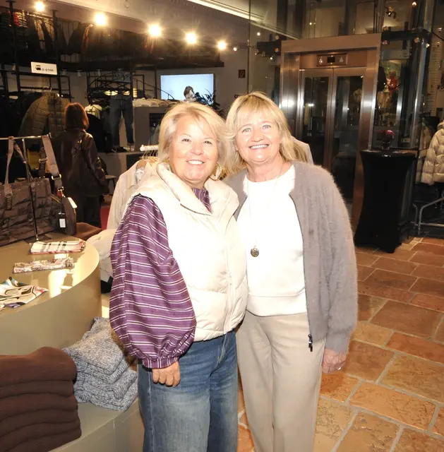 Stadträtin Sabine Bugnar und Elisabeth Wallner ließen sich die Herbst-Winter-Modenschau von Kleider Bauer in Wiener Neustadt nicht entgehen | Foto: Sascha Trimmel