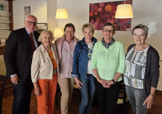 Die Geschichten von Marlene Gross (3. v.l.) fanden auch bei den Vorstandsmitglieder Elisabeth Schober, Veronika Kristan, Edeltraud Schatte, Maria Haller und Obmann Karl Schwabe (v.r.n.l.) großen Anklang | Foto: Privat