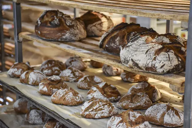 Bei SPAR finden die Kundinnen und Kunden frisches Brot der Bäckerei Holztrattner. | Foto: MeinBezirk/Waltraud Fischer