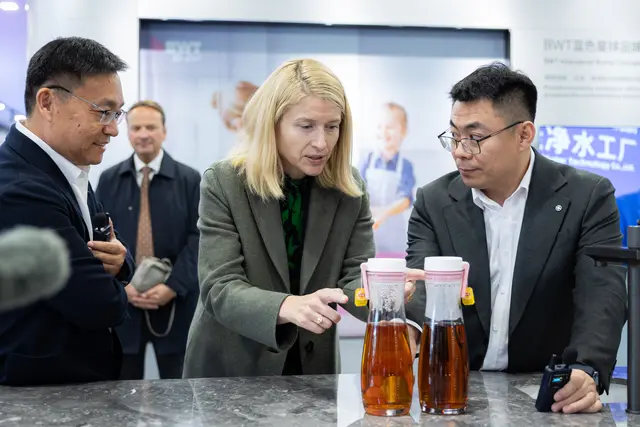 Christine Haberlander in der BWT-Smart-Factory in Qingdao, Provinz Shandong, China.  | Foto: Land OÖ/Antonio Bayer