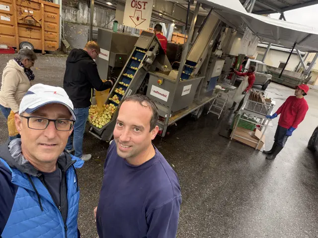 Stadtrat Wolfgang Huber und Umweltgemeinderat Martin Heider beim Saftmobil im Altstoffsammelzentrum Zwettl. | Foto: Stadtgemeinde Zwettl