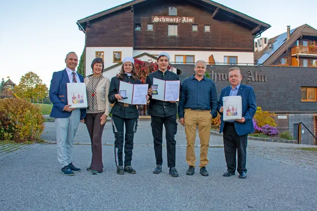 Feierten den Doppelsieg der Lehrlinge aus Friedersbach auf der Schwarz Alm in Zwettl: Manfred, Elisabeth und Emilia Pia Sammer, Isaak und Vater Andreas Maurer, Bürgermeister LAbg. ÖkR Franz Mold. | Foto: Stadtgemeinde Zwettl
