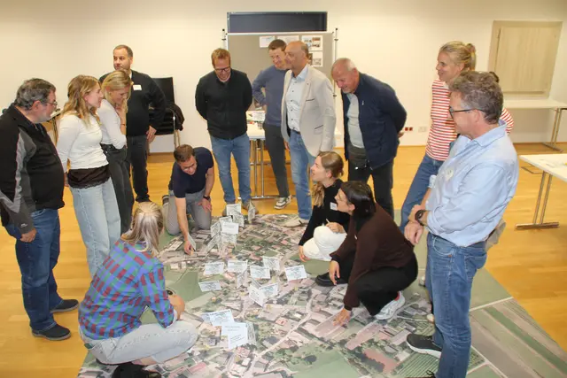 Im Rahmen der Bürgerwerkstatt diskutierten Interessierte engagiert über die künftige Entwicklung des Ortszentrums. .  | Foto: Manfred Jordan