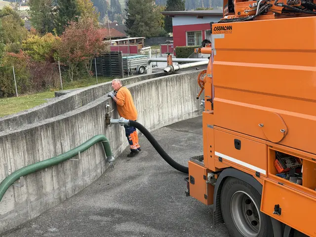 Bei der Kläranlage Langenwang angekommen wird der Pumpwagen entleert.  | Foto: MeinBezirk/Angelina Koidl