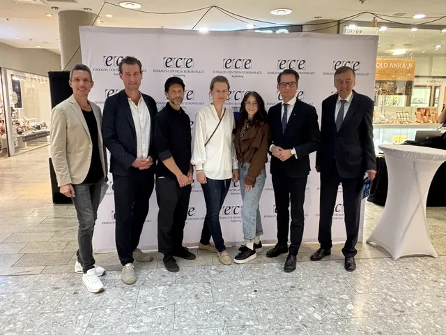 Das Organisationsteam des ECE auf einem Bild mit dem Moderator des Bildungstages und dem Bürgermeister. | Foto: MeinBezirk/Angelika Kern